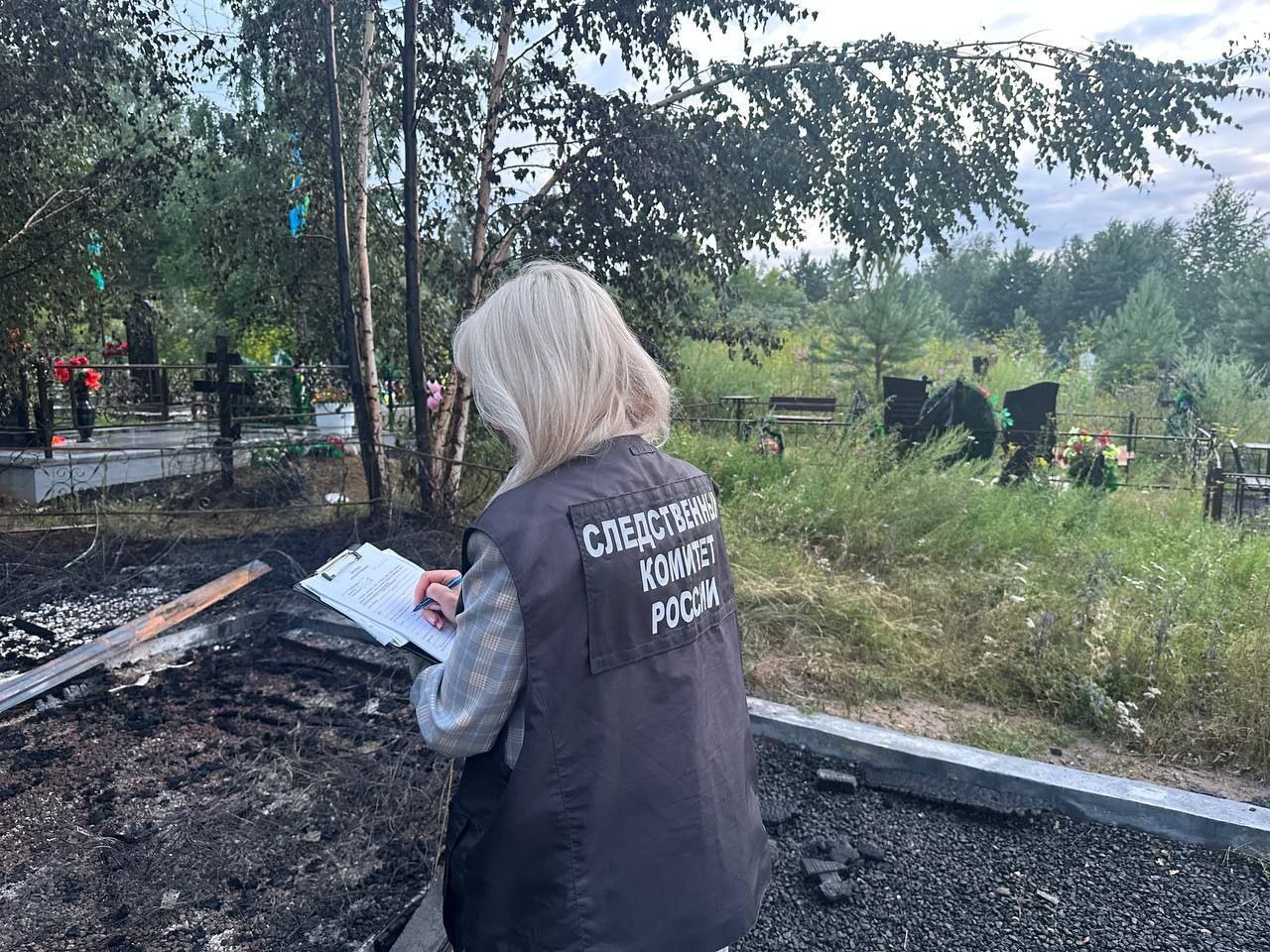 В Канске вандалы уничтожили воинское захоронение: заведено уголовное дело Неизвестные лица на Абанском кладбище разрушили место памяти Героя России - бойца специальной военной операции, сожгли стоявшую рядом беседку. Сейчас следователям предстоит выяснить все обстоятельства происшествия и установить личность злоумышленников.