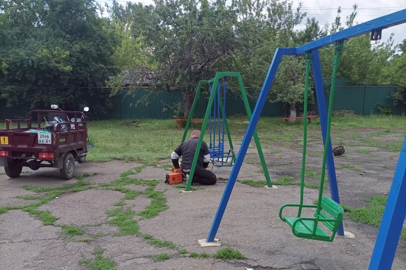 В пгт Комсомольский продолжаются работы по благоустройству Силами работников по благоустройству в очередной раз произведен ремонт детской площадки. - На площадке навели порядок, отремонтировали качели. Теперь оборудование площадки опять выглядит как новое, - рассказала начальник отдела по обеспечению жизнедеятельности пгт Комсомольский Ирина Юрко. Она напомнила, что весной уже производился ремонт площадки. Рабочие по благоустройству убирали мусор, сажали цветы, красили скамейки и весь инвентарь детского комплекса, краска на которых потускнела за зиму. Также были приварены отломанные качели, произведен ремонт песочницы, ската горки и ступеней. «Давайте бережно относиться ко всем сооружениям, в том числе к детской площадке. В частности, просим молодежь не ломать скамейки, качели. Уважаемые родители приучайте своих детей бережно относиться к родному поселку, к тем удобствам, местам отдыха, которые специально обустраиваются для вас» - отметила Ирина Юрко.