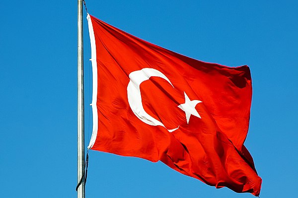 В Турции рекомендовали запретить использование пауэрбанков во время полета Генеральное управление гражданской авиации Турции SHGM рекомендует авиакомпаниям принять меры по запрету на использование пауэрбанков во время полета, заявил в понедельник министр транспорта и инфраструктуры Турции Абдулкадир Уралоглу. Об этом сообщает Прайм со ссылкой на агентство DHA. Министр комментировал инцидент, когда самолет южнокорейской авиакомпании Asiana Airlines, вылетевший в Сеул из Стамбула 29 июля, развернулся после трех часов полета и вернулся в аэропорт вылета из-за потерянного пассажиром пауэрбанка. "Во избежание повторения столь рискованной ситуации мы через SHGM направили рекомендации нашим авиакомпаниям, чтобы они приняли меры, направленные на запрет на использование переносных аккумуляторов в самолете", – сказал министр. Уралоглу отметил важность соблюдения правил провоза аккумуляторов из-за их потенциальной пожароопасности. aviaru.net/n286303