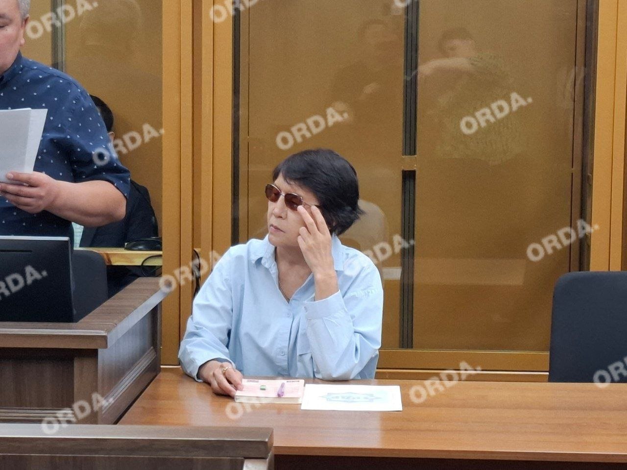 «Миллионы девушек мечтают о такой жизни». Сакена Мамаша начали судить за истязания жены Главное судебное разбирательство по делу бывшего советника посольства РК в ОАЭ Сакена Мамаша началось в межрайонном суде по уголовным делам Астаны. Напомним, экс-дипломата обвиняют в истязании его бывшей жены Карины Госман прежде — Мамаш . Вчера мы уже рассказали тезисами основные моменты судебное следствие будет закрытым, прессу пустят только на приговор , сегодня возвращаемся с подробным материалом корреспондента. Долгожданный суд начался с традиционной давки на КПП. Пропускной пункт здания, где размещается сразу несколько судов, видимо, до сих пор не рассчитан на быстрый досмотр большого числа людей. Хотя на резонансные процессы всегда приходят десятки журналистов, а то и сотни, как это было с нашумевшим делом экс-министра национальной экономики Бишимбаева. Дело Мамаша не идёт ни в какое сравнение по резонансу с делом Бишимбаева, но всё же пришлось потолкаться. В общем столпотворении проходила досмотр и Карина Госман вместе с её адвокатами — Бибинур Муратовой и Данияром Адиловым. Некоторые моменты: Сакен Мамаш заявил, что будет давать показания на казахском, адвокат экс-советника попросил приобщить к материалам дела ряд документов, а также ролики и переписку, которые якобы оправдывают его подзащитного. Родственники Мамаша уже в самом начале процесса начали высказывать претензии в адрес Карины... Пойнты материала: — Гласность может быть опасной. — Не бежал, не давил, не виноват, отпустите. — Испачкать и обвинить жертву. Читать эпизод в телеграм-канале. Читать эпизод на сайте издания.