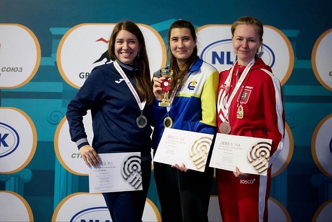 Спортсменка из Бурятии стала чемпионкой России по пулевой стрельбе Соревнования в эти дни проходят в Московской области. Золото завоевала лидер нашей женской команды Яна Енина. В финале Яна встретилась с двукратной чемпионкой мира Виталиной Бацарашкиной. Состязались на дистанции 10 метров в стрельбе из пневматического пистолета. С первых раундов наша спортсменка захватила лидерство, которое не упустила до самого конца. - меткой чемпионке!