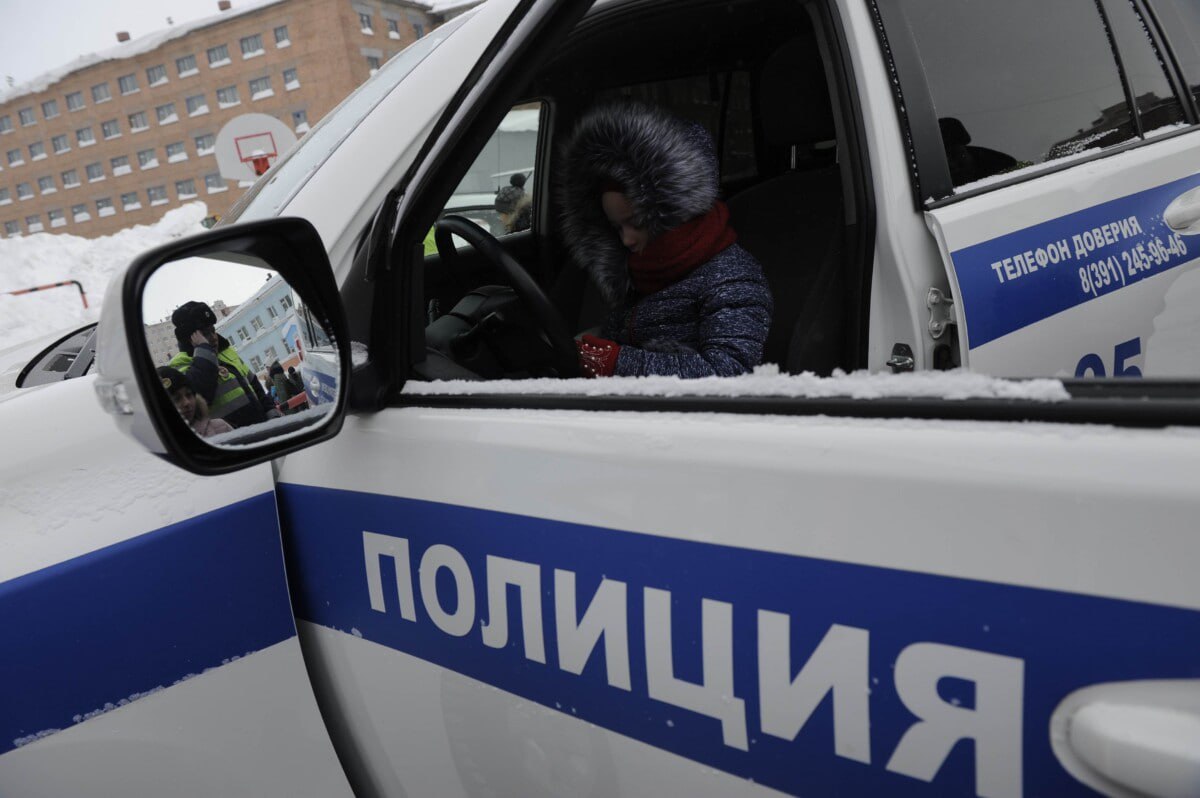 На норильского подростка завели уголовное дело за лжеминирование школы Он в шутку отправил в школу электронное письмо об угрозе На электронную почту одной из норильских школ пришло подозрительное письмо в котором сообщалось о спрятанных на территории опасных предметах пишут в ГУ МВД по Красноярскому краю Полицейские экстренно проверили здание школы и прилегающую территорию но никаких опасных предметов не обнаружили В ходе расследования сотрудники МВД выяснили что письмо отправил ученик восьмого класса той же школы который сказал что решил просто пошутить   Полицейские возбудили уголовное дело по статье Заведомо ложное сообщение об акте терроризма Шутнику теперь грозит до пяти лет лишения свободы   Отправить сообщение Наш чат