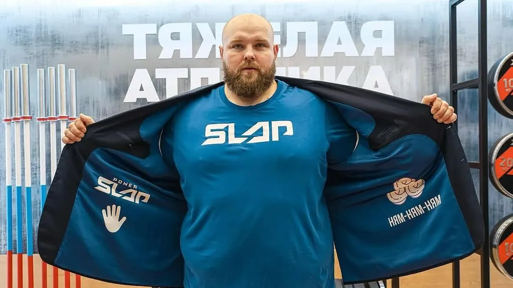 Василий Камоцкий победил американца Эвиана Скотта на турнире по пощёчинам Power Slap 19 Пельмень одержал победу единогласным решением судей Россиянин прервал серию неудач в октябре прошлого года он уступил Макини Ману а в июне проиграл Дейну Вернсу news matchtv Наш канал в MAX соцсети Василия Камоцкого
