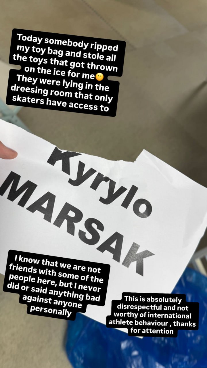 Украинского фигуриста обокрали после выступления в отборе на Олимпиаду Украинский фигурист Кирилл Марсак сообщил в Instagram принадлежит Meta компания признана экстремистской и запрещена в России что его обокрали во время олимпийского отборочного турнира в Пекине По словам Марсака у него украли игрушки которые болельщики выбросили на лед после проката Сегодня кто то порвал мой пакет и украл игрушки которые мне выбросили на лед Они лежали в раздевалке к которой имеют доступ только фигуристы Я знаю что с некоторыми из присутствующих здесь людей мы не дружим но я никогда не делал и не говорил ничего плохого ни о ком лично Это абсолютно неуважительное и недостойное международного спортсмена поведение написал Марсак Украинский фигурист занял шестое место в короткой программе набрав 72 33 балла Лидирует россиянин Петр Гуменник 93 80 Подписаться на РБК Спорт