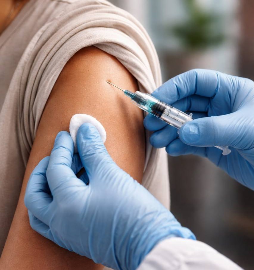 Очаг кори выявили в многоэтажке Хабаровска В одном из домов города зафиксированы случаи кори Как сообщили в Роспотребнадзоре причиной стала группа жителей без прививок В связи с этим весь дом отправили на карантин а для жильцов провели массовую вакцинацию Корь начинается как обычная ОРВИ температура насморк кашель позже появляется сыпь Врачи напоминают заболевание особенно опасно для беременных маленьких детей и людей с ослабленным иммунитетом При симптомах сразу к врачу и самоизоляция