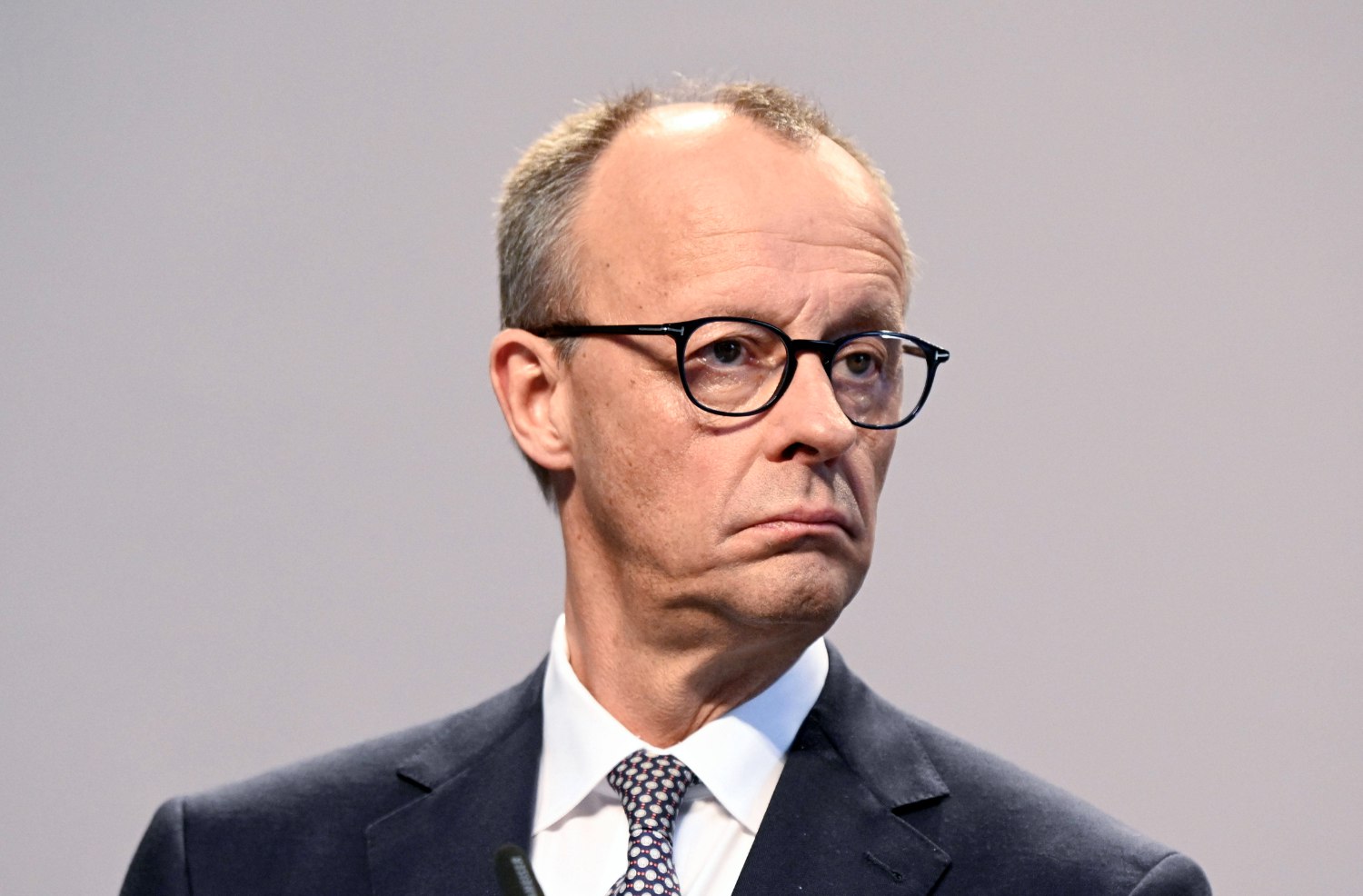 Германия в отличие от некоторых своих европейских партнеров не намерена признавать и в обозримом будущем государственность Палестины Об этом заявил канцлер ФРГ Фридрих Мерц на совместной пресс конференции с премьер министром Израиля Биньямином Нетаньяху Глава германского правительства отметил что сначала важно шаг за шагом реализовать мирный план Что будет в конце сегодня никто не знает И поскольку это так правительство ФРГ в отличие от других европейских государств отказалось от преждевременного признания палестинского государства Мы не будем этого делать и в обозримом будущем сказал Мерц По его мнению пока нет условий для создания палестинского государства