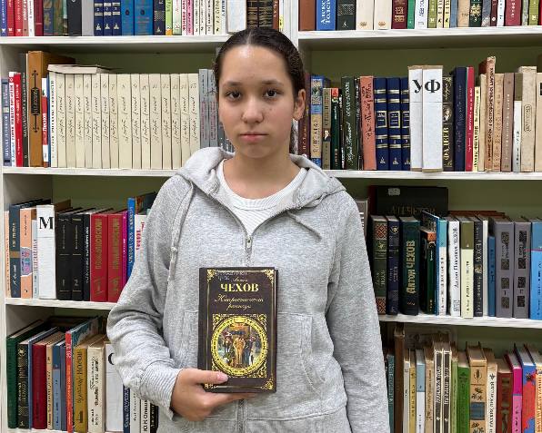 Севастопольская школьница среди победителей Всероссийской литературной акции На днях были объявлены итоги литературной акции Сокровища русской классики которая проводилась в рамках проекта Культура для школьников и собрала в этом году более 15 000 участников из разных регионов России Акция посвящена писателям и поэтам отмечающим юбилеи в 2025 году Среди 151 победителя оказался и представитель Севастополя Вероника Игнатьева читатель детской библиотеки филиала 15 Её работа Посвящение А П Чехову была высоко оценена экспертной комиссией в номинации Посвящение автору Эта номинация предполагает анализ и осмысление литературного наследия классиков Особенно приятно что школьники проявляют интерес к творчеству Сергея Есенина и Антона Павловича Чехова находя в их произведениях актуальные для современности темы Акция позволила участникам проявить себя в самых разных форматах от критических статей до видеоработ С полным списком работ победителей можно ознакомиться на портале Культурадляшкольников рф в разделе Ты в КДШ Поздравляю Веронику Игнатьеву с заслуженной победой и желаю ей дальнейших успехов в учебе и творчестве