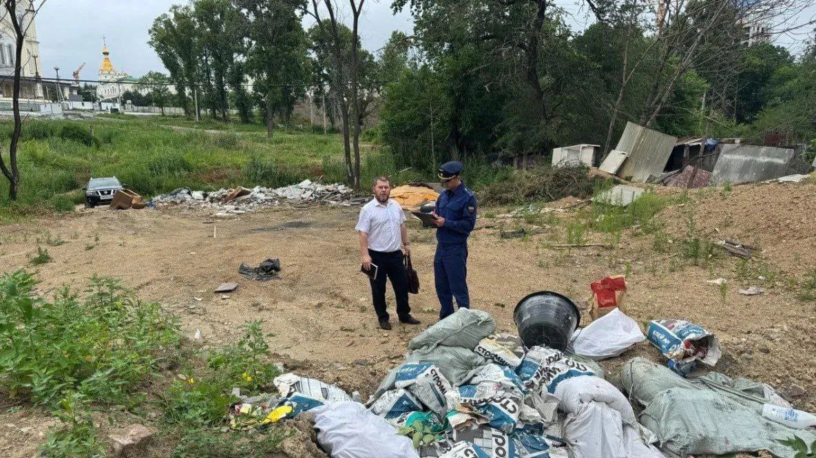 В Хабаровске возле храма обнаружили ртутьсодержащие отходы Жители Хабаровска обнаружили мусор около Спасо-Преображенского кафедрального собора. Информацию передали в природоохранную прокуратуру. Ведомство провело на территории проверку. Оказалось, в составе отходов находятся отработанные ртутьсодержащие лампы, относящиеся к I классу опасности. Земельный участок, на котором расположена свалка, принадлежит краю. Природоохранный прокурор внес региональному министру имущества представление. Подписаться Прислать Новость