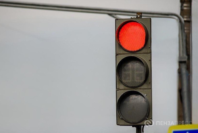 В центре Пензы 12 декабря на несколько часов отключат светофор Пензенских водителей и пешеходов предупредили о временном отключении светофора на перекрестке улиц Суворова и Кулакова В управлении Госавтоинспекции по Пензенской области сообщили что светофорный объект не будет работать 12 декабря с 13 30 до 16 00 На время отключения светофора движение транспортных средств будет регулироваться сотрудниками Госавтоинспекции penzapress пенза светофор транспорт