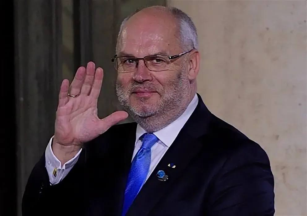 Президент Эстонии Алар Карис заявил, что не считает разумным запрещать что-либо только из-за русского языка. Оставим в покое культуру, книги, литературу, театр, кино. Они нам не враги. Запрещать... только потому, что это на русском языке, я не считаю разумным, — заявил Карис в интервью порталу Delfi. Еще не все прибалты окончательно чокнулись, оказывается. Подпишись, Правда за нами