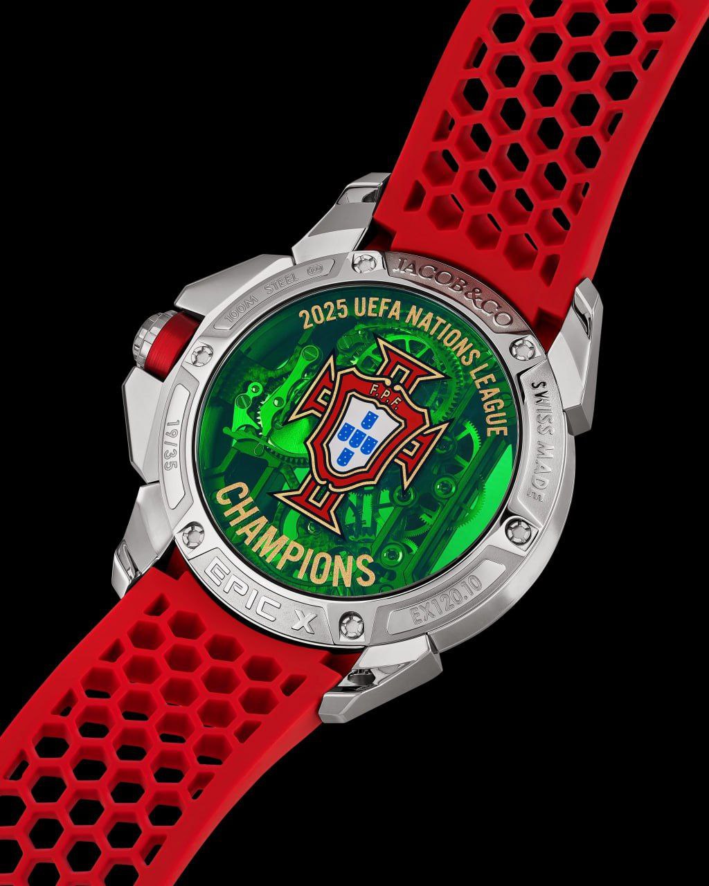 Между прочим Роналду подарил часы всем партнерам по сборной Португалии Таким образом он поздравил команду с победой в Лиге наций Нападающий отправил часы перед матчем с Арменией 9 1 Модель выпущена в 35 экземплярах Кстати один из комплектов Роналду отправил семье Диогу Жоты который погиб в автокатастрофе летом