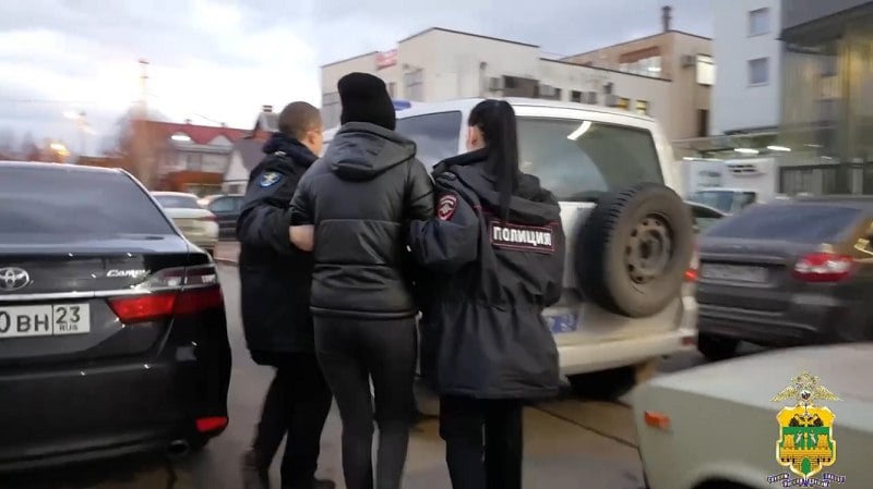 В Краснодаре задержали женщину, которая бросила взрывпакет в отделение Сбербанка.  Как заявили в пресс-службе МВД по Краснодарскому краю, несколько дней мошенники манипулировали 29-летней жительницей Славянского района, уверяя, что под залог ее авто взят кредит. Они вынудили женщину продать машину и перевести 360 тыс. руб. на «безопасный счет».  Позже ей позвонил «следователь», который убедил, что мошенники пытаются совершить операцию с ее деньгами в банке на ул. Красных Партизан.  Под влиянием куратора женщина решила поджечь здание банка. Жертва аферистов приготовила зажигательную смесь в бутылке и бросила ее в банкомат.  Среди посетителей и персонала банка пострадавших нет. Нарушительнице может грозить до пяти лет тюремного заключения  ст. 167 УК РФ .  Фото: пресс-служба МВД по Краснодарскому краю