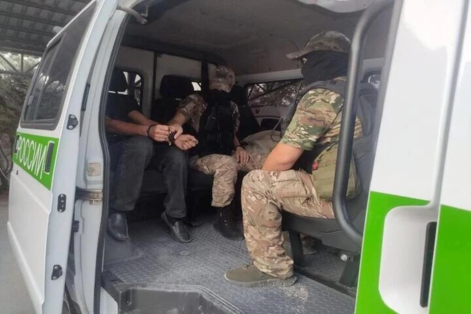 20 мигрантов из Таджикистана незаконно проживали в херсонском сельском клубе 24-летний житель Мариуполя организовал переезд и незаконное проживание граждан Таджикистана на Херсонщине. Гастарбайтером он смог поселить в сельском ДК. «В апреле 2024 года подсудимый с целью получения прибыли организовал незаконное пребывание на территории Генического района 20 граждан Таджикистана без разрешения на временное проживание. Он организовал приезд иностранцев из ДНР, обеспечил их проживание в здании сельского клуба и обустроил их быт, намереваясь использовать в трудовой деятельности без соблюдения правил регистрации», - сообщает Херсонский областной суд. Генический районный суд признал мариупольца виновным в организации незаконного пребывания иностранных граждан в России. Признав свою вину полностью, он получил год лишения свободы условно с испытательным сроком в год. Напомним, что за 2024 год судебные приставы выдворили из Херсонской области 63 нелегальных мигранта, в основном это были жители Таджикистана, Узбекистана и Азербайджана.