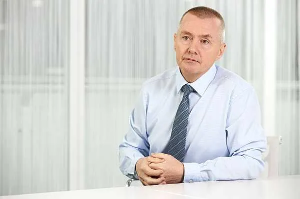 IATA предупредила о сохранении высокой цены авиатоплива на месяцы После открытия Ормузского пролива потребуется несколько месяцев чтобы мировые поставки авиационного топлива вернулись в норму заявил Вилли Уолш генеральный директор Международной ассоциации воздушного транспорта IATA представляющей интересы более 360 авиакомпаний Об этом пишет РБК со ссылкой на издание The New York Times NYT По словам Уолша из за проблем с нефтеперерабатывающими заводами он ожидает падения цен на сырую нефть но при этом сохранения высоких цен на авиационное топливо Иран после начала операции США 28 февраля фактически закрыл Ормузский пролив через который в обычное время ежедневно проходило около 15 млн барр сырой нефти и 5 млн барр нефтепродуктов Это привело к резкому скачку цен как на сырую нефть так и на продукты переработки aviaru net n294325 Оставайся в информационном потоке подпишись на наш канал в MAX