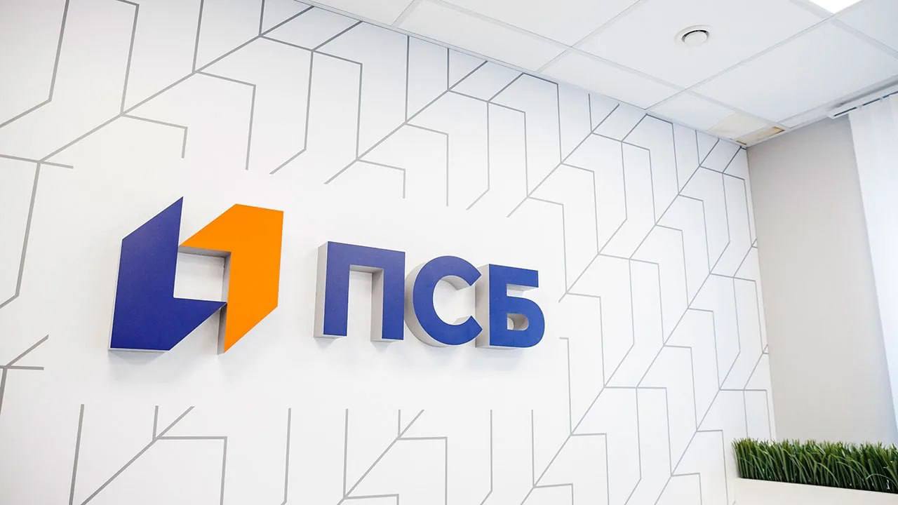 ↪ ПСБ к 80-летию Победы раздал 80 тысяч георгиевских лент В честь 80-летия Победы в отделениях ПСБ, расположенных в новых регионах России, всем желающим бесплатно раздавали георгиевские ленточки. В ДНР раздали 40 тысяч лент, в ЛНР — 25 тысяч, в Запорожской области — 10 тысяч, а в Херсонской — 5 тысяч. Всего — 80 тысяч штук. В этом году акция "Георгиевская лента" проходит уже в 20-й раз. За это время оранжево-черная лента стала одним из главных символов Дня Победы. Подписаться