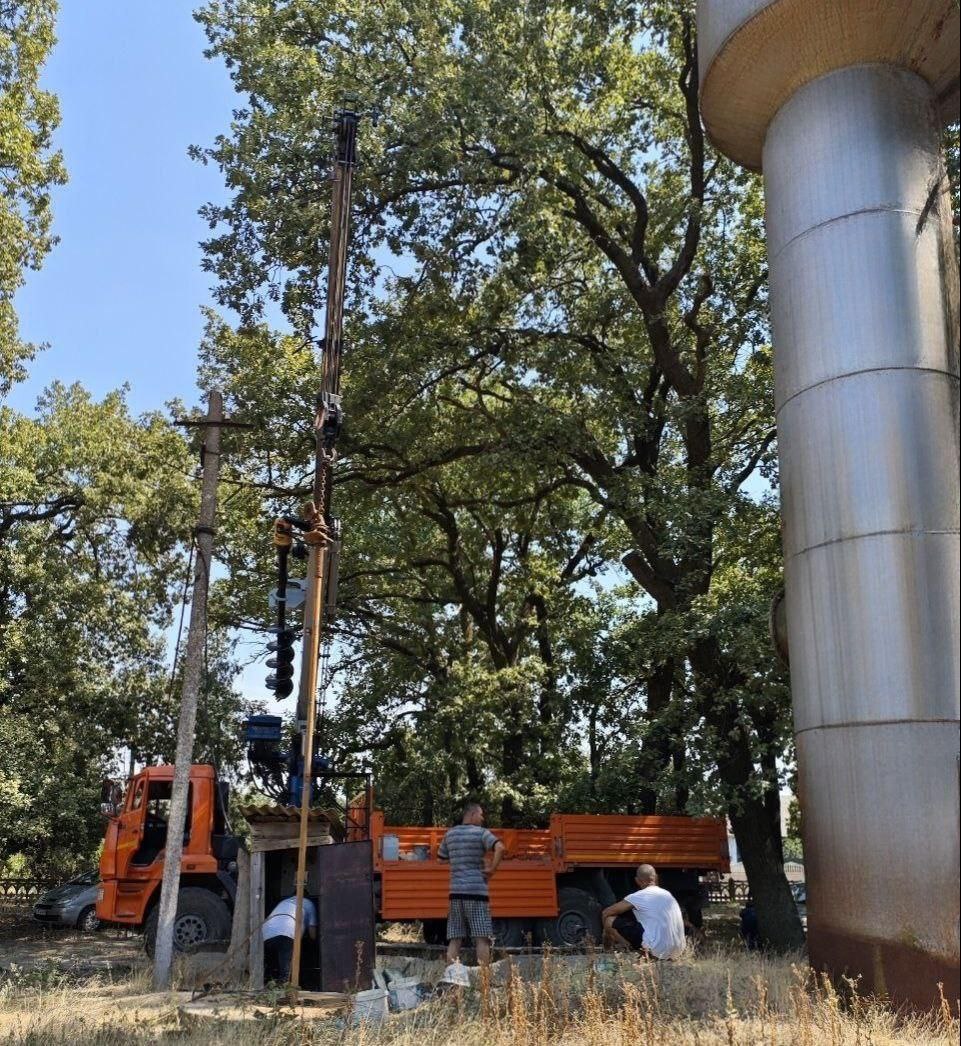 Сотрудники территориально-производственного участка «Облводоканал» завершили ремонтные работы на скважине в селе Садовое В ходе проведения работ сотрудники территориально-производственного участка ГУП «Облводоканал» Голопристанского округа провели демонтаж насосного оборудования, заменили изношенные детали и выполнили монтаж оборудования. После пусконаладочных работ система работает в штатном режиме. Регулярный мониторинг и проведение необходимых ремонтно-восстановительных работ позволяет поддерживать функционирование оборудования в оптимальном режиме, обеспечивая бесперебойную работу системы водоснабжения.
