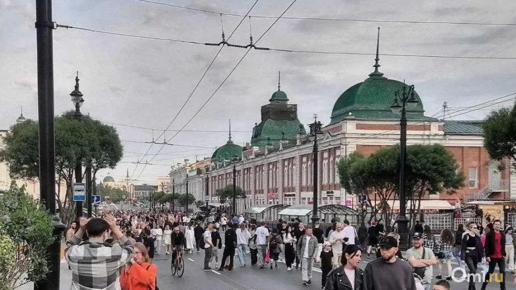 Любинский проспект в Омске планируют начать перекрывать уже с 24 апреля Об этом сообщил губернатор Виталий Хоценко по итогам оперативного совещания с членами регионального правительства руководителями ведомств и главами муниципалитетов Ограничения связаны с монтажом сценического оборудования для запуска проекта Пешеходный Любинский Ранее сообщалось что в 2026 году проект должен работать с 1 мая по 1 сентября По выходным улицу Ленина от Юбилейного моста до площади Победы собираются делать полностью пешеходной В прошлом сезоне Пешеходный Любинский работал с 16 мая по 28 сентября По официальным данным за это время площадку посетили более миллиона раз Om1 Омск в MAX подписывайтесь и читайте новости без ограничений