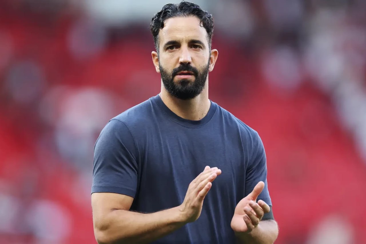 МЮ расследует утечку тактической информации Манчестер Юнайтед начал внутреннее расследование чтобы выяснить кто слил в интернет информацию о планах Аморима изменить любимую расстановку 3 2 4 1 перед матчем с Борнмутом В клубе считают что это позволило сопернику лучше подготовиться к игре После публикации инсайда болельщики также узнали что кто то слил сведения о том что клуб запустил расследование предыдущей утечки ruoxuaz МанчестерЮнайтед   Новости Азербайджана Написать нам