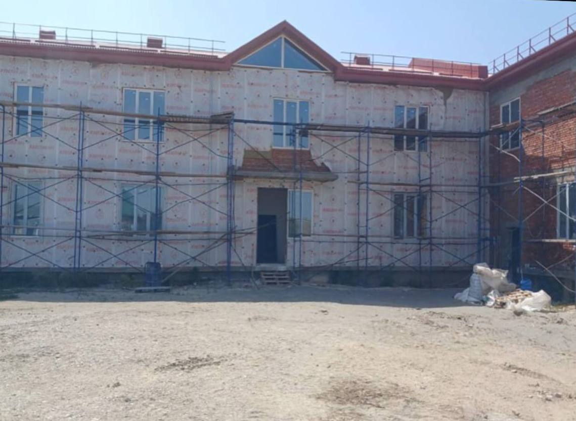 Сейсмоустойчивый детский сад в поселке Бавтугай Республики Дагестан: ход строительства Детский сад «Дюймовочка» на 108 мест строят в рамках программы Минстроя России «Сейсмика». «Двухэтажное дошкольное учреждение будет состоять из двух блоков. На первом этаже разместятся три групповых ячейки, столовая, медицинский блок и постирочная. На втором — еще три группы, кабинет компьютерного обучения, физкультурный зал и комната для музыкальных занятий В настоящее время завершено устройство кровли и окон, ведутся внутренние отделочные работы, монтируются теплые полы, каркасы подвесных потолков и многое другое.