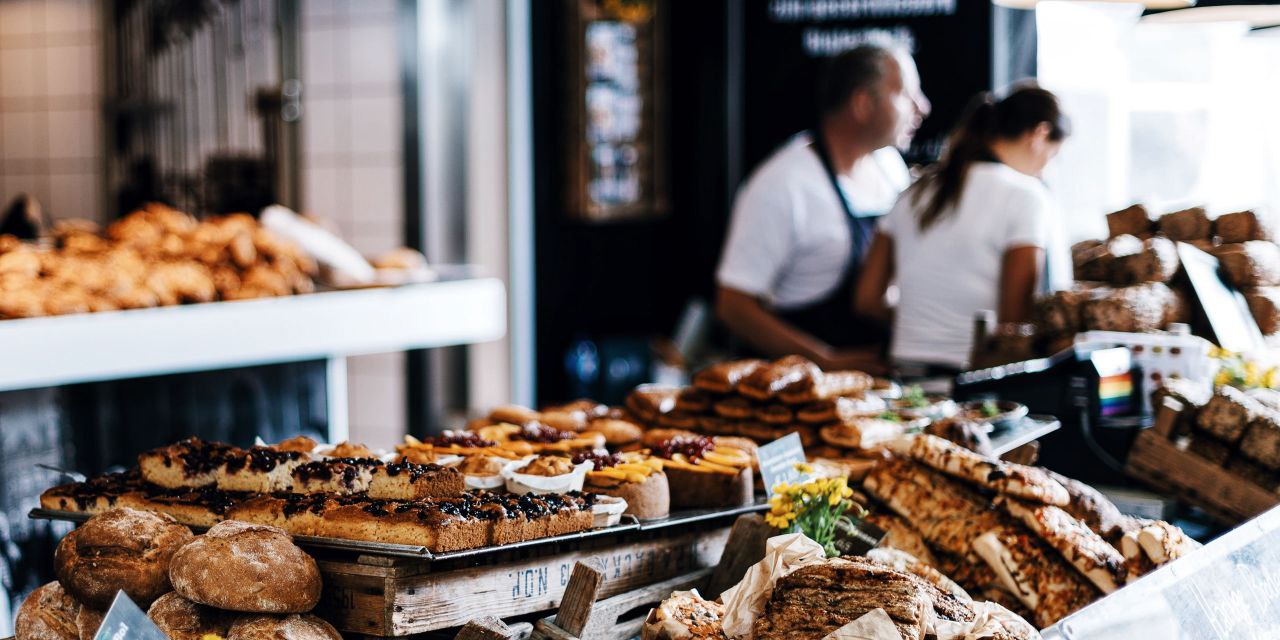 Общепит когда рынок ест сам себя По данным Яндекс Карт в ноябре 2025 года заведений общепита в России стало меньше на 3 1 год к году осталось около 115 тыс точек Больше всего похудели форматы которые слишком долго были на пике однотипные пиццерии 6 4 до 6 3 тыс точек и суши бары которые уже всем приелись количество снизилось на 7 5 до 7 тыс Чуть спокойнее но тоже в минусе кафе 2 8 рестораны 1 7 фудмоллы и гастромаркеты 1 4 А вот чайханы выросли в 2 3 раза правда всего до 340 точек и это связано как раз с не насыщенностью формата Что происходит растут затраты на персонал аренду и продукты гости стали осторожнее тратить часть спроса ушла в готовую еду и доставку маржинальность ресторанного бизнеса упала до 10 12 новые проекты открываются реже большие вложения в бизнес делают старт болезненным Но есть и встречный тренд число официально зарегистрированных предприятий в ресторанном сегменте выросло на 5 год к году То есть рынок вовсе не умирает он перезапускается предприниматели тестируют новые концепции дробят форматы и ищут новые ниши Меньше однотипных пицц и суши больше фантазии и гибкости общепит кафе ритейл новостиритейла рестораны торговля еда retail retailnews food Знание сила А подписка кнопка