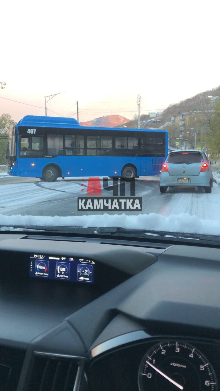 На «Красной сопке» развернуло автобус. Об этом в редакцию «ЧП Камчатка» сообщают очевидцы.  ‼ В связи с погодными условиями, просим водителей быть предельно внимательными на дороге