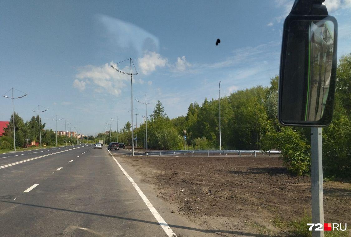 В Тюмени запустили долгожданный съезд в Комарово На Червишевском тракте заработала новая развязка — съезд в сторону Комарово и соседних микрорайонов. Объект открыли точно в срок: до 1 июля, как и обещали. Дорожники успели нанести разметку, установить знаки и ограждения. Власти уверены, что новая дорога разгрузит трафик и упростит выезд из города. 72.ру