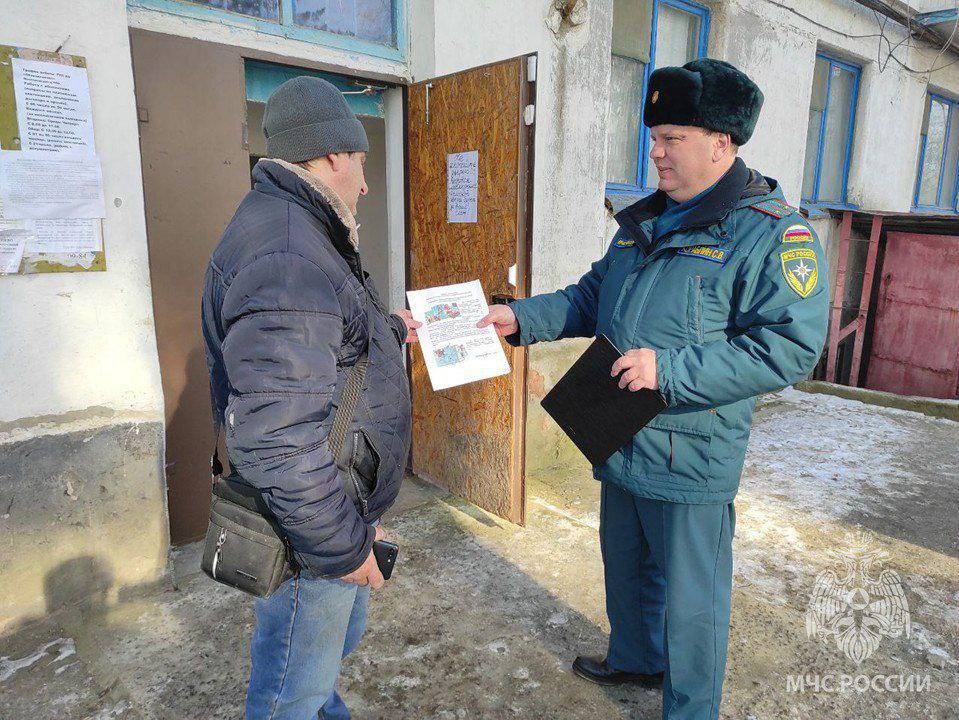 Новотроицкий МО предупреждён  Сотрудники отдела надзорной деятельности и профилактической работы МЧС России по Херсонской области провели рейд в многоквартирных жилых домах с вручением листовок на противопожарную тематику.  Агитационный материал был посвящен соблюдению правил безопасности при использовании электронагревательных приборов.  Напоминаем:  - не пользуйся повреждёнными розетками, выключателями и другими электроустановочными приборами;  - не применяй для обогрева нестандартные  самодельные  электронагревательные приборы;  - не устанавливай приборы на негорючее основание.  Береги себя и своих близких!  #Общество