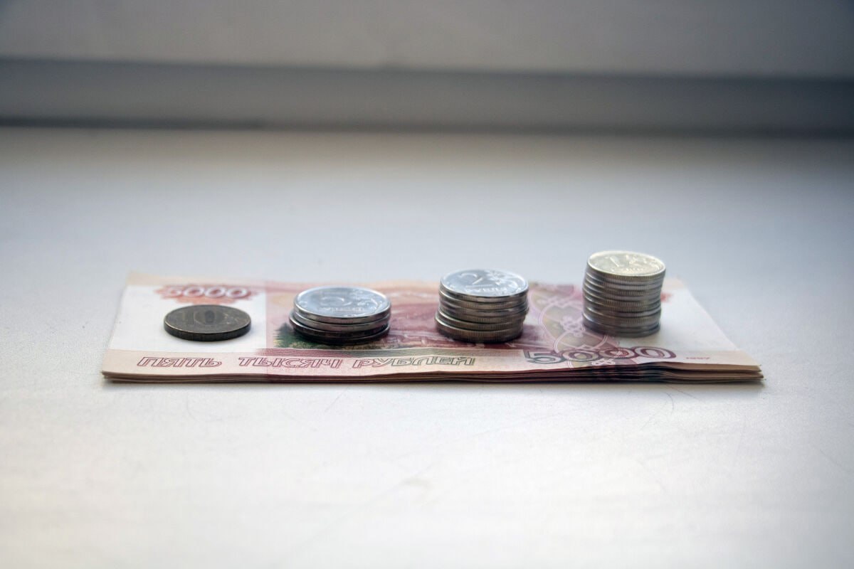 Власти на Дону намерены взять кредит на 25 млрд для покрытия дефицита бюджета Министерство финансов региона объявило о проведении 12 конкурсов на получение банковских кредитов на общую сумму около 25 миллиардов рублей Согласно документации размещенной на портале госзакупок привлеченные средства будут направлены на две основные цели финансирование дефицита областного бюджета и погашение ранее принятых долговых обязательств Кредиты планируется предоставить в виде возобновляемых кредитных линий со сроком привлечения с 17 ноября 2025 года по 31 октября 2028 года Эта мера контрастирует с ранее озвученной официальной позицией Всего год назад губернатор Ростовской области Юрий Слюсарь категорически выступал против практики покрытия бюджетных дефицитов за счет кредитов domostroyrf