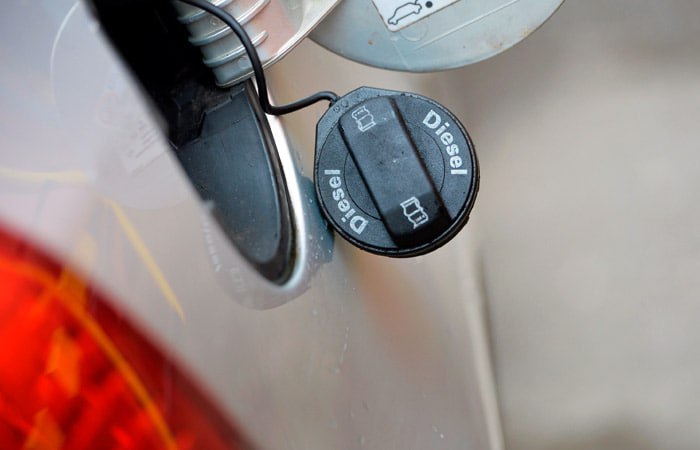 В январе 2026 года EBITDA экспорта дизтоплива из России составила 15 4 тыс руб за тонну продаж на внутреннем рынке 9 4 тыс руб за тонну подсчитали аналитики компании Эйлер В результате по их оценкам экспортная продажа дизтоплива впервые как минимум с января 2024 года стала выгоднее чем реализация в РФ Перелом тренда аналитики связывают с уходом демпфера в отрицательную зону в декабре январе на фоне снижения крэк спредов разницы между стоимостью сырья и нефтепродуктов В сочетании с падением биржевых котировок это сократило рентабельность на внутреннем рынке Согласно данным Эйлер к декабрю EBITDA реализации дизтоплива в РФ снизилась в 1 9 раза экспорта на 4 3 По словам источника в отрасли доходность внутреннего рынка бензина и дизтоплива в феврале не догнала экспортную В начале 2026 года потери нефтяных компаний выросли из за роста НДС акцизов и ухудшения параметров демпфера По мнению экспертов на рынке бензина ситуация повторяет сценарий 2025 года когда независимые игроки не сделали существенных запасов перед сезоном высокого спроса и столкнулись с сокращением предложения в крупном опте из за внеплановых остановок НПЗ Участники рынка отмечают что текущий уровень рентабельности выглядит комфортным для НПЗ Средняя маржа нефтепереработки за последние 3 года около 9 7 тыс на тонну При этом в 2024 2025 годах она была ниже примерно 8 8 тыс и 8 4 тыс на тонну соответственно Маржа российских НПЗ в начале 2026 года достаточно низкая относительно прошлого года но в положительной зоне что стимулирует наращивать переработку говорят эксперты Крэк спреды на бензин и дизтопливо снижаются с декабря 2025 года в условиях сезонно низкого спроса и восстановления работы НПЗ указывают в Эйлер Экспорт дизтоплива из России в декабре вырос до 900 тыс баррелей в сутки и остался примерно на том же уровне в январе приводят аналитики данные Kpler Экспортная стоимость дизтоплива росла со второй половины января и даже расширение дисконтов на 3 8 4 5 за тонну не перекрыло увеличения котировок отмечают в Центре ценовых индексов Так цены в портах Балтики выросли до 592 за тонну а в Азово Черноморском бассейне АЧБ до 577 за тонну К 6 февраля дисконты достигали 123 5 за тонну на Балтике и 115 в АЧБ Стоимость летнего дизтоплива на Петербургской бирже по индексу европейской части России 12 февраля выросла на 1 34 до 55 08 тыс за тонну межсезонного на 1 76 до 53 43 тыс за тонну зимнего на 0 85 до 60 тыс за тонну Год к году котировки снизились на 0 04 4 7 и 3 4 соответственно Как указывается в обзоре Национального биржевого ценового агентства 12 февраля на Петербургской бирже было реализовано 62 05 тыс тонн дизтоплива что на 8 7 меньше чем днем ранее При этом 12 февраля на многих базисах отмечался неудовлетворенный спрос на зимнее дизтопливо которое наиболее востребовано сейчас Для насыщения рынка было продано 2 78 тыс тонн белорусского топлива Некоторые НПЗ планируют перенести ремонты на начало марта чтобы затем в сезон работать с полной загрузкой Внеплановые остановки НПЗ беспокоят участников рынка и с учетом текущего спреда между зарубежными поставками и внутренними можно ожидать что оптовые цены будут подтягиваться к экспортной альтернативе говорят эксперты По словам участников отрасли которые приводит ОМТ Консалт рычагом стабилизации топливного рынка может стать увеличение нормативов биржевых продаж от текущих 16 Но источник Коммерсанта указывает что при отрицательной рентабельности внутреннего рынка принудительное увеличение биржевых объемов окончательно лишит НПЗ прибыли Собеседник полагает что норму реализации напротив стоит снизить до 10 12 чтобы ослабить давление на НПЗ и позволить им гибче балансировать между экспортными и внутренними поставками