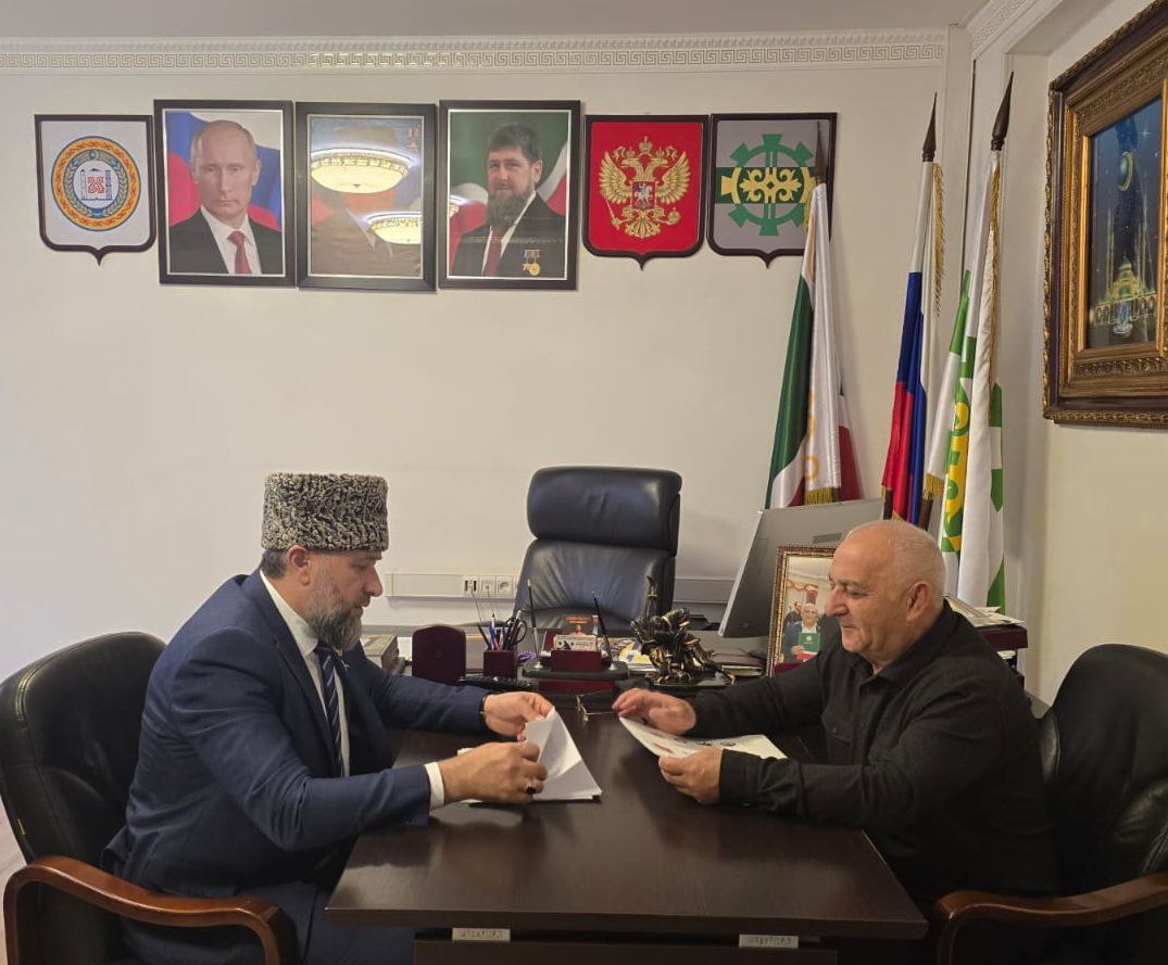 В Аргунском городском округе обсудили актуальные вопросы Депутат Парламента Чеченской Республики Алихан Элембаев провёл рабочую встречу с главой Аргунской городской Думы Ибрагимом Аюбовым В ходе встречи были обсуждены текущие вопросы в частности особое внимание уделили проблемам граждан Парламентарий призвал ответственно подходить к их выявлению и решению Алихан Элембаев заверил со своей стороны оказывать необходимое содействие в решении сложных вопросов а также пожелал руководству Думы и всему коллективу дальнейших успехов в деятельности на благо граждан округа