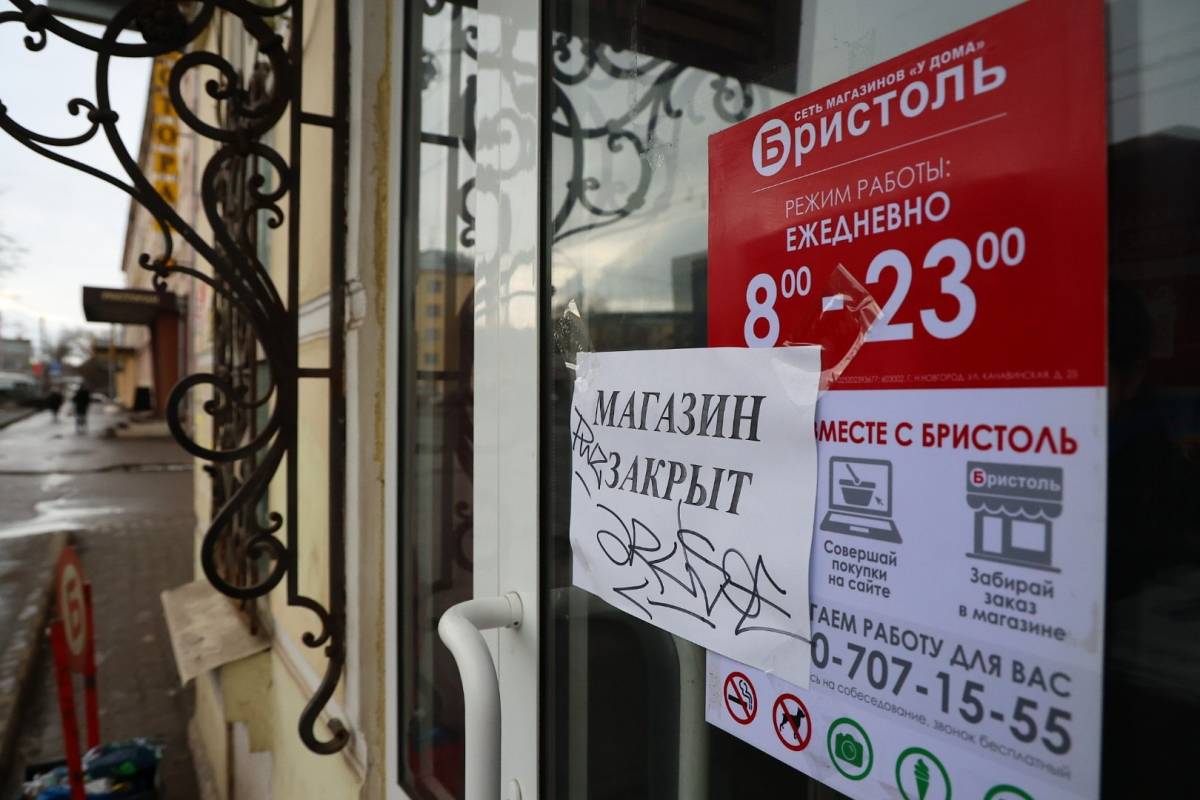 В Вологодской области закрылось 362 алкомаркета и 125 вейп шопов Губернатор Вологодской области Георгий Филимонов представил свежие данные о результатах системной работы по ограничению торговли алкоголем и вейп продукцией в регионе С начала реализации ограничительных мер в области прекратили работу 362 алкомаркета из 610 действовавших ранее Только за август закрылись 16 алкогольных магазинов и деять наливаек Наиболее значительные изменения произошли в крупных городах области в Вологде из 118 точек закрылось 93 в Череповце из 265 магазинов прекратили деятельность 173 Параллельно ведется активная работа по ограничению оборота вейп продукции С 9 июня закрылось 125 специализированных торговых точек из 316 За август прекратили работу 25 вейп шопов Губернатор отметил положительную динамику в реализации программы 5 3 3 направленной на поддержку предпринимателей отказавшихся от продажи алкоголя Количество получателей субсидий продолжает расти Темп не сбавляем подчеркнул Георгий Филимонов