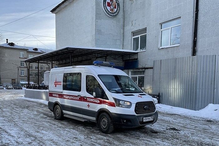 В Академическом годовалый малыш умер после нескольких глотков чая В Академическом годовалый малыш умер после выпитого чая Всё случилось вечером 6 октября на Академика Парина Мальчик сделал несколько глотков из кружки после чего у него началась сильная рвота Его мать сразу вызвала скорую Уже через несколько минут ребёнок потерял сознание Прибывшие врачи сумели лишь констатировать смерть По предварительной версии мальчик умер от аспирации рвотными массами Следственный комитет проводит проверку Мальчику был 1 год 9 месяцев Проблем со здоровьем не было на учёте семья не состояла сообщил источник издания КП Екатеринбург В Следственном комитете по Свердловской области не стали комментировать эту ситуацию uralweb ru