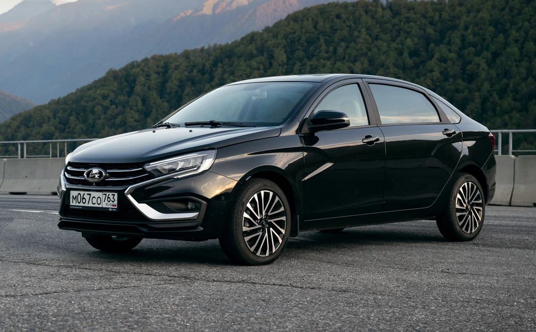 Шейхам в ОАЭ продали единственную Lada Aura за рекордные 2,6 млн рублей. По данным профильных СМИ, для местного рынка это считается высокой ценой. Так, популярная в Дубае Toyota Camry стоит 2,4 млн рублей, а Haval H7 — 2,2 млн рублей.