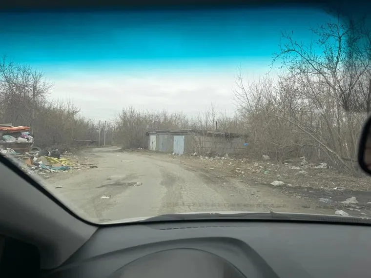 Поселок в Челябинске завалили мусором Жители Федоровки пожаловались на огромные завалы на контейнерной площадке По их словам отходы скапливаются так что скоро может перекрыть дорогу В Центре коммунального сервиса объяснили это тем что люди выбрасывают крупногабаритный хлам прямо в баки Из за этого приходится привлекать спецтехнику а за это время площадка успевает переполниться В ЦКС заявили что мусор вывезли но местные говорят проблема осталась Завалы лежат вокруг баков и вдоль дороги по которой ходят дети В компании подчеркнули что за территорию отвечает администрация Мы в VK Мы в MAX