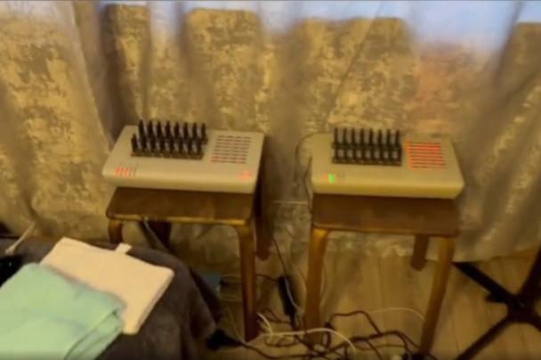 В Петербурге задержали трёх сисадминов телефонных мошенников с Украины Полиция задержала трёх молодых людей 19 20 и 23 лет администрировавших сим боксы в интересах телефонных мошенников с Украины По данным полицейского главка один из них привозил оборудование из Москвы и размещал его в съёмных квартирах двое других через курьерские службы получали сим карты разных операторов и устанавливали их в устройства Для конспирации фигуранты меняли жильё каждую неделю В обороте у группы находилось не менее 500 сим карт После блокировки оборудования удалось пресечь до 5 тысяч мошеннических звонков в сутки гражданам России За администрирование злоумышленники получали по 30 тысяч рублей в неделю Возбуждены уголовные дела установлена их причастность к обману более десяти человек TodaySPb   Новости GradSPb   Места СПб