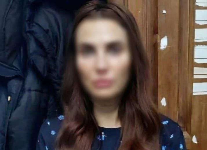 Сотрудниками уголовного розыска МУ МВД России Благовещенское по подозрению в серии мошенничеств задержана местная жительница 1988 года рождения Женщина обманула десятки амурчан лишив их спокойного отпуска В начале января 2026 года в полицию поступило более 25 заявлений граждан о совершенных в отношении них преступлениях В ходе проверки установлено что во всех случаях подозреваемая получала с клиентов предоплату за оказание туристических услуг однако свои обязательства либо не выполняла либо выполняла частично По имеющейся информации 26 граждан пострадавших от преступных действий турагента в настоящий момент находятся в Социалистической Республике Вьетнам и не могут вылететь в Россию так как у них отсутствуют обратные билеты Следственным управлением МУ МВД России Благовещенское возбуждён ряд уголовных дел по ст 159 УК РФ Мошенничество В ходе оперативно розыскных мероприятий сотрудники уголовного розыска задержали подозреваемую по месту жительства и доставили в отдел полиции для дальнейшего разбирательства В настоящий момент подозреваемой избрана мера пресечения в виде заключения под стражу Расследование уголовных дел продолжается Сотрудники полиции призывают амурчан пострадавших от действий задержанной сообщать об этом в органы внутренних дел обратились в ведомстве Как сообщал Amur life многие амурчане лишились крупных сумм В редакцию продолжают поступать сообщения о мошенничестве не только от амурчан но и от других дальневосточников