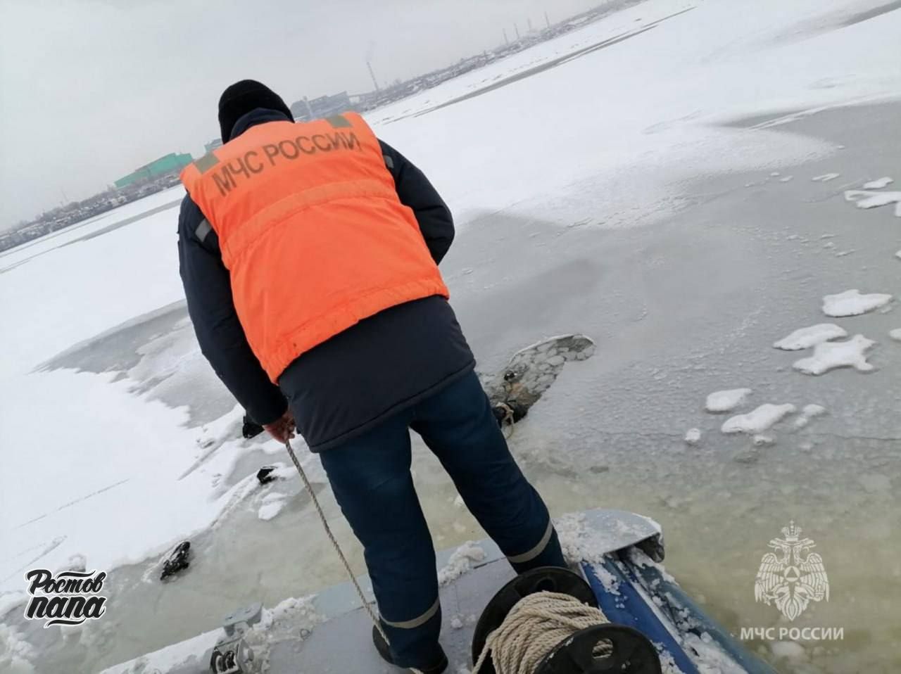 64-летний таганрожец провалился под тонкий лёд Азовского моря, не смог выбраться и погиб, сообщили в МЧС.   В ведомстве рассказали, что мужчина попытался пересечь Таганрогский залив на коньках, но внезапно ледяной панцирь под ним треснул, и таганрожец полетел прямо в ледяную воду.   Тревогу подняла дочь мужчины, которая не дождалась его домой. Женщина обратилась в МЧС, и спасатели отправились на поиски, снарядив судно на воздушной подушке. Мужчину нашли в полынье на расстоянии полукилометра от берега. Спасти таганрожца не удалось.   Новости №1 в Ростове  Прислать новость/фото