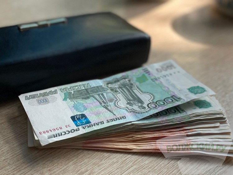 Волгоградским чиновникам передумали повышать зарплаты с 1 октября В Волгоградскую областную думу внесен проект постановления об индексации зарплат региональных чиновников Документ предполагает исключение из постановления пункта об индексации зарплат с 1 октября 2025 года Изначально региональным госслужащим планировали поднять зарплаты на 4 5 Как узнал Волжский ру из пояснительной записки к документу подробнее от индексации решили отказаться в связи с внесением изменений в региональный бюджет на 2025 год и плановый период 2026 2027 годов Аналогичное изменение коснется должностных окладов работников не отнесенных в государственной гражданской службе в Волгоградской области Как сообщают НовостиВолгограда ру в последний раз зарплаты региональных чиновников повышали в декабре прошлого года Подробнее на Волжский ру   www volzsky ru index php wx 16 wx2 81105 ВолжскийРу волжский vlz
