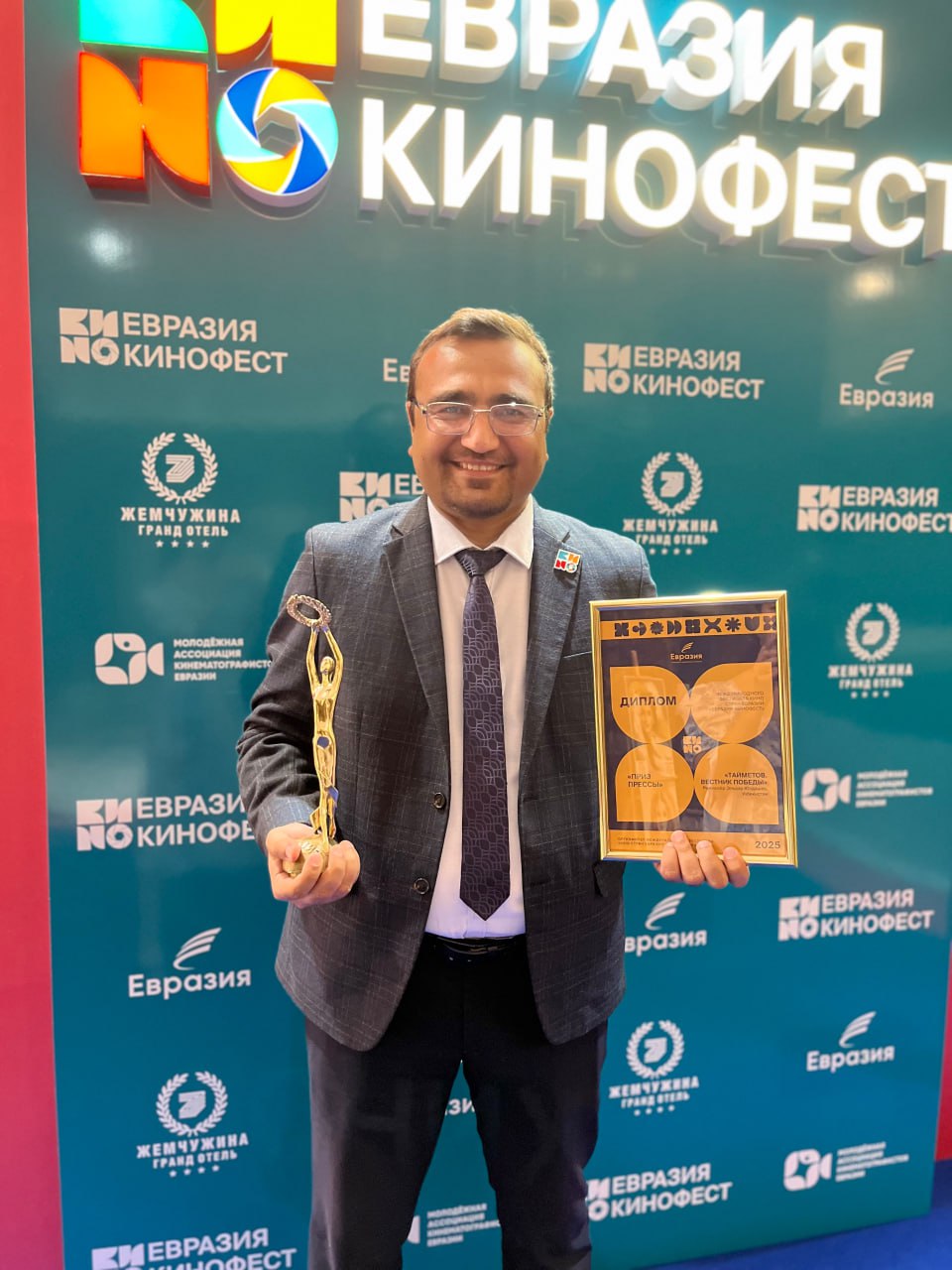 Узбекский фильм «Тайметов. Вестник Победы» стал единственным победителем II Международного кинофестиваля «Евразия-Кинофест» в своей номинации Картина о первом узбекском лётчике Абдусамате Тайметове и первом узбекском самолёте Ли-2 выпущенном на «ТАПОиЧ» им. В.П. Чкалова стала единственным победителем среди 90 картин II Международного фестиваля кино «Евразия-Кинофест» в номинации «Приз прессы». Фестиваль объединил кинематографистов из 26 стран мира, в том числе из Грузии, Индии, Пакистана, Германии, Турции, Швейцарии, Китая, Бразилии, Франции, Испании, Кении и многих других. А президентом II Международного кинофестиваля «Евразия-Кинофест» стал узбекский кинорежиссёр и актёр Джаник Файзиев, сын узбекского режиссёра Хабиба Файзиева и узбекской актрисы Ойдин Норбаевой. Алексей Герман младший о фильме «Тайметов. Вестник Победы»: «Спасибо, что фильм затрагивает актуальную тему и раскрывает неизвестную для многих историю второй мировой войны в лице узбекского лётчика и его героизма. Это замечательно, что создатели помнят и чтят память своих героев» . В конкурсной программе также участвовали и другие узбекские картины, в том числе Зульфикара Мусакова «Умида. Сон о Фудзияме» и Музаффара Эркиновна «Махтумкули Фираги».