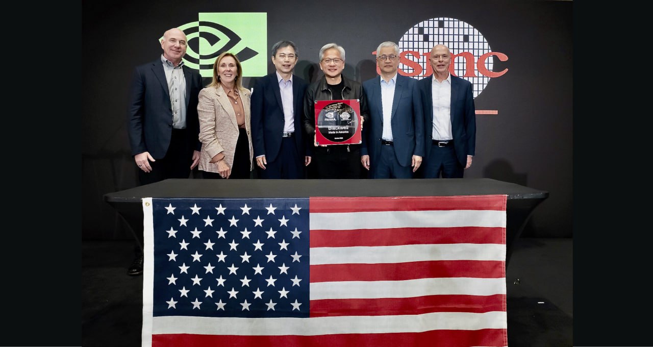 TSMC выпустила для NVIDIA первую кремниевую пластину с чипами Blackwell на территории США Дженсен Хуанг приехал в Аризону чтобы лично показать первую пластину и отметить событие Ранее подобную продукцию NVIDIA получала только с Тайваня Это исторический момент по нескольким причинам Впервые в новейшей истории Америки самый важный чип производится здесь в Соединённых Штатах на самом передовом заводе TSMC Это видение президента Трампа о реиндустриализации вернуть производство в Америку создать рабочие места конечно но также это важнейшая производственная отрасль и важнейшая технологическая отрасль в мире Дженсен Хуанг Графические процессоры Blackwell производятся по техпроцессу N4P Технически кристаллы из Аризоны пока отправляются на Тайвань для упаковки и тестирования с интегрированной памятью HBM3E В будущем TSMC и партнёры планируют перенести и этот этап в США