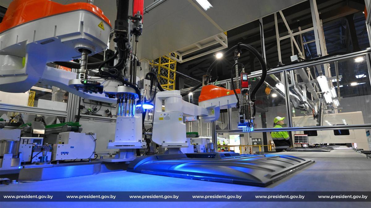 В Беларуси запустили серийное производство телевизоров с ИИ Их будутвыпускать предприятия холдинга Горизонт Предприятие работает по принципу lights out человека полностью заменили промышленные роботы и автоматизированные системы интегрированные в сквозную систему цифрового управления производственным циклом Они выполняют все ключевые операции На всех стадиях производства от монтажа панелей до финального контроля качества используются машинное зрение алгоритмы глубокого обучения и технологий предиктивной аналитики Подробнее