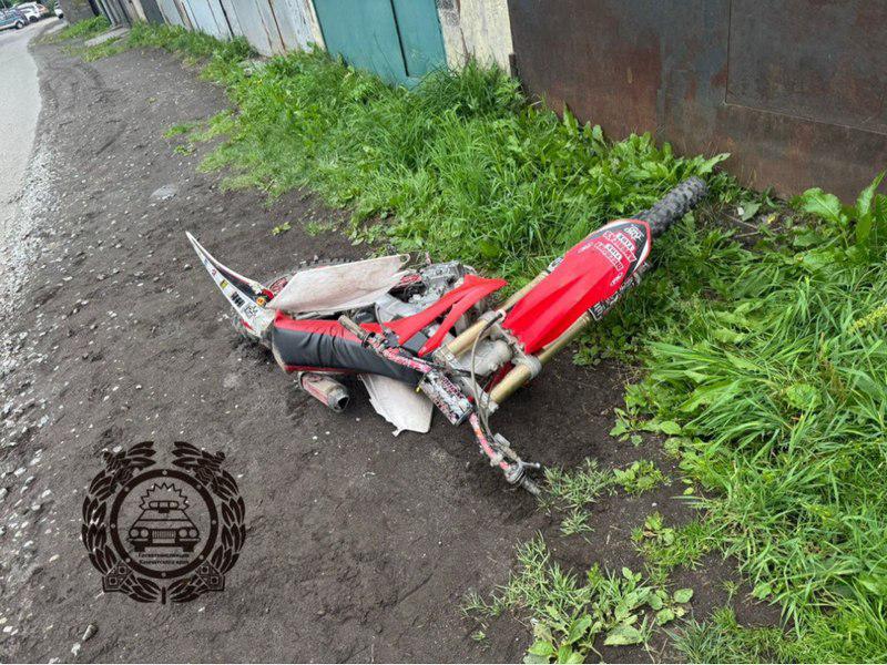 Мотоциклист без шлема погиб в ДТП на Камчатке Вечером 9 августа на улице Труда в столице Камчатки произошло смертельное ДТП с участием мотоцикла. Как сообщает ГИБДД региона, 49-летний водитель «Хонды», не имевший водительских прав, при падении получил несовместимые с жизнью травмы, передает портал «Камчатка Сегодня». «Мотоциклист сначала наехал на бордюрный камень, затем врезался в опору освещения. На нем не было ни шлема, ни защитной экипировки — это значительно усугубило последствия аварии», — пояснили в Госавтоинспекции. Происшествие случилось в 18:12. Прибывшие медики констатировали смерть водителя на месте. Это уже не первый случай гибели мотоциклистов на камчатских дорогах в этом сезоне. В ГИБДД напоминают, что отсутствие экипировки увеличивает риск смертельного исхода при ДТП в 4 раза. С наступлением летнего сезона количество нарушений среди мотоциклистов в регионе выросло почти на 40%. Чаще всего водители двухколесного транспорта игнорируют правила использования защитного шлема. Подписаться Прислать Чат
