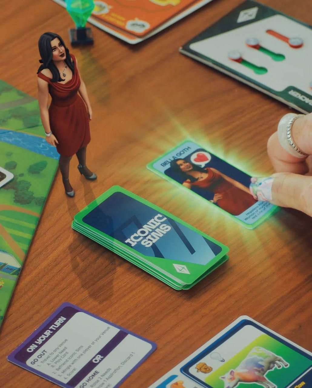 По Sims вышла НАСТОЛКА — в ней вы создаете персонажа, чтобы прожить за него жизнь. Все как в игре: выбираете черты характера, копите очки стремления, разыгрываете события и др. В комплект входит: поле, фигурки пламбоба, трекеры потребностей и два кубика. Цена настолки — примерно 1500 рублей. Техно