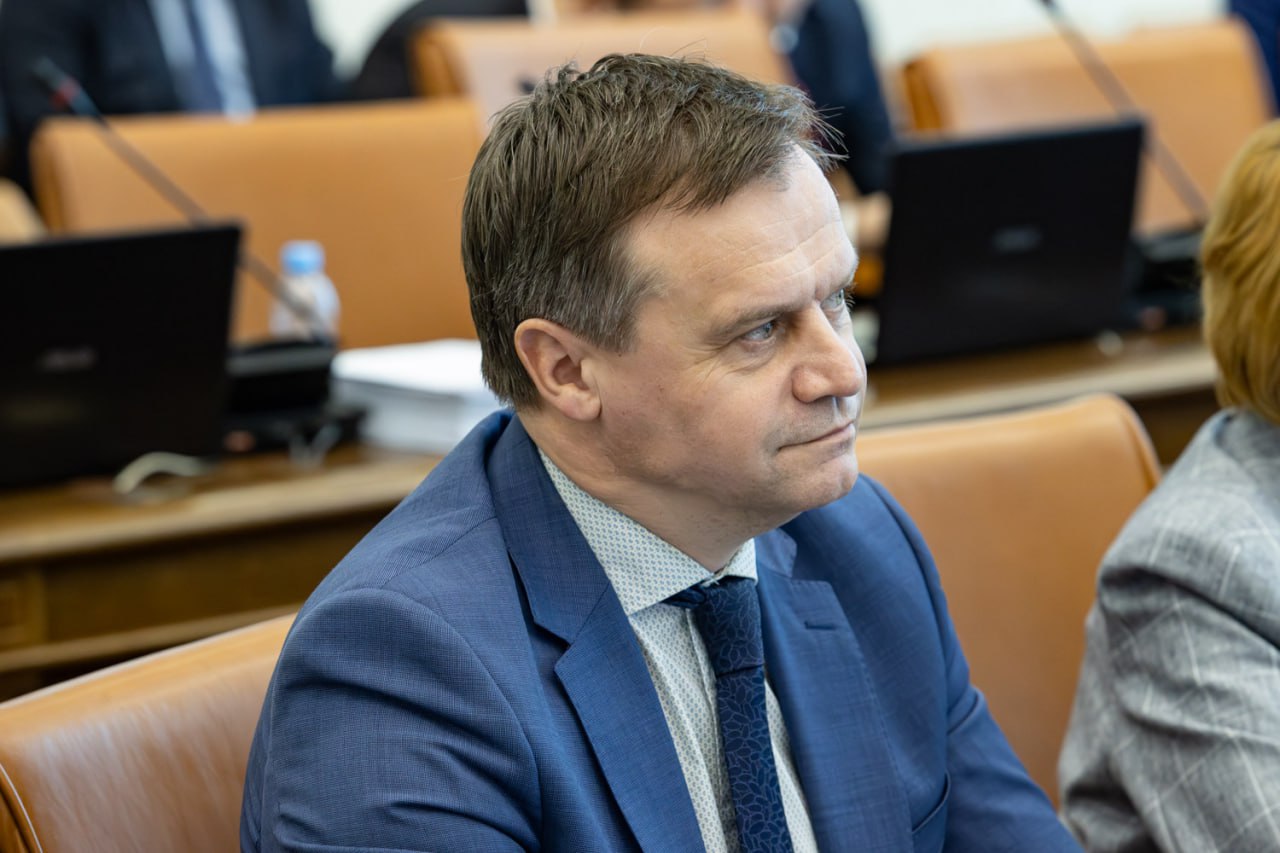 Не успела очередная сессия Законодательного Собрания Красноярского края толком начаться, как председатель комитета по природным ресурсам и экологии Виталий Дроздов отозвал с повестки дня проект закона «О регулировании отдельных отношений в области обращения с животными на территории Красноярского края» тот самый резонансный закон о бездомных кусачих собаках . Своё решение приостановить обсуждение и принятие во втором чтении многострадального законопроекта Виталий Александрович мотивировал стремлением дождаться утверждения депутатами Государственной Думы аналогичного федерального закона. Последний раз документ на профильном комитете обсуждался 15-го апреля. Ко второму чтению появилась новелла: правительство наделяется полномочиями по регулированию обращения не только с безнадзорными, но и с домашними животными. На территории Красноярского края станет обязательным маркирование и учет домашних животных. Заниматься этим будет наша ветеринарная служба. В.Дроздов