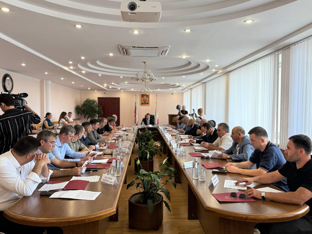 Единогласным решением Собрания представителей Владикавказа в муниципальную собственность передана школа на 550 мест в микрорайоне «Новый город»  Депутаты проголосовали за принятие движимого и недвижимого имущества из государственной собственности РСО-Алания в муниципальную собственность города. Напомним, в понедельник, 28 июля, поручение ускорить процесс передачи школы по ул. Б. Кабалоева, 14, на баланс АМС г. Владикавказа на аппаратном совещании озвучил Глава РСО-Алания Сергей Меняйло.  Школа общей площадью более 15 тыс. кв. м построена в рамках нацпроекта «Образование» – сегодня общеобразовательное учреждение полностью укомплектовано и оснащено самым современным оборудованием и техникой. На ее территории есть футбольное поле с трибуной на 120 мест, воркаут-площадка, скамейки и зеленые насаждения.   Контроль за исполнением принятого постановления возложен на постоянную комиссию Собрания представителей г. Владикавказа по управлению муниципальной собственностью и градостроительству.  #alaniagov #севернаяосетия #алания