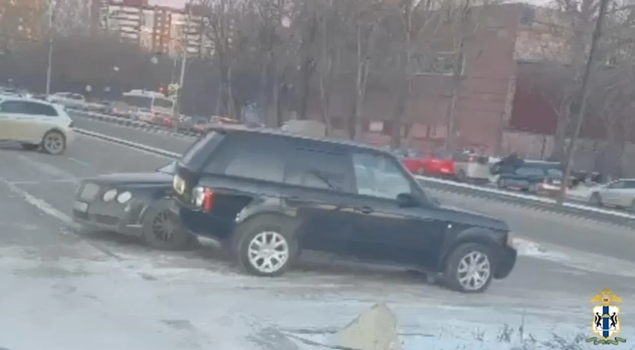 Около 1 5 млрд руб заработали автоподставщики на страховках за липовые ДТП По данным SHOT только за первый квартал 2026 года ущерб от действий мошенников составил 1 4 млрд руб Аферисты оформляли ОСАГО и тут же устраиваили подставу на участках без камер во дворах или на кольцевых развязках После выплат машины ремонтируют в своих сервисах и снова выпускают на охоту В Сургуте жертвой аферистов стал агент которую развели на 6 млн руб девушке пришлось долго доказывать что она не была в доле Всего по стране подано уже 1800 заявлений в полицию   если за такие подставы нужно наказывать максимально строго Подписывайтесь на PostNews в MAX