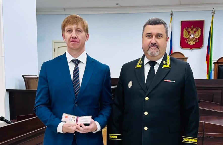 Председатель Верховного суда Республики Дагестан Фёдор Щукин в торжественной обстановке представил коллективу суда нового судью — своего земляка Александра Карпычева. Об этом сообщают специализированные ресурсы. Александр Карпычев назначен судьёй Верховного суда Дагестана Указом Президента РФ от 12 июня 2025 года. Специализированные ресурсы приводят биографию нового судьи: Карпычев Александр Николаевич, родился в 1984 г. в городе Горький. В 2007 г. окончил юридический факультет Нижегородского государственного университета имени Н. И. Лобачевского. Начинал юридическую деятельность с работы консультанта нотариуса. Работал в различных компаниях юристкосультом, затем в 2013-м году устроился секретарём судебного заседания в Нижегородский областной суд. В том же году был назначен мировым судьей Городецкого судебного района Нижегородской области. С 2018 г. занимал должность судьи Балахнинского городского суда Нижегородской области. Отметим, что председатель Верховного суда РД Фёдор Щукин старше своего земляка на 8 лет. Он учился в том же вузе, что и Карпычев. В 2020 году Щукин занимал должность заместителя председателя Нижегородского областного суда, а Карпычев был с 2018 года судьи Балахнинского городского суда Нижегородской области. Подписаться на "Черновик" 2.0 Обратная связь: