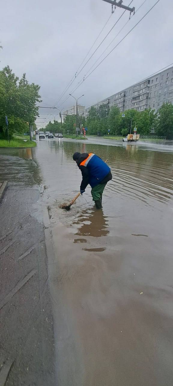 В Казани дорожные службы сегодня с самого утра работают в усиленном режиме — дежурные бригады откачивают воду и прочищают ливневки. Водителей попросили быть внимательными на дорогах.
