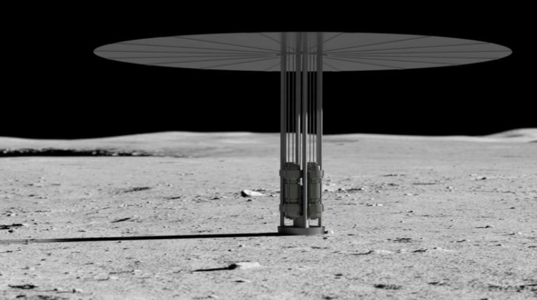 США форсируют строительство ядерного реактора на Луне  NASA в ближайшие дни планирует представить ускоренную программу по строительству ядерного реактора на поверхности Луны, сообщает Politico со ссылкой на внутренние документы и источники в американской администрации.  И.о. директора NASA и по совместительству министр транспорта США Шон Даффи предложит директиву, устанавливающую более жёсткие сроки — агентство рассчитывает на запуск 100-киловаттного реактора уже к 2030 году.    В документе подчеркивается, что страна, которая первой установит такую систему, сможет объявить вокруг неё "запретную зону" и тем самым ограничить действия конкурентов. Речь, как несложно догадаться, идёт прежде всего о России и Китае.  В мае Россия и Китай подписали меморандум о создании совместной лунной электростанции, а также договорились о строительстве Международной научной лунной станции. Высадка китайского экипажа на Луну запланирована также на 2030 год. В Роскосмосе, в свою очередь, заявляют о подготовке миссий на Венеру — в том числе для поиска признаков жизни в её атмосфере.   Ускорение лунной программы NASA — это не просто технологический вызов, а попытка зафиксировать лидерство США в новой фазе геополитической конкуренции за ресурсы и влияние за пределами Земли.  Осташко! Важное   подпишись
