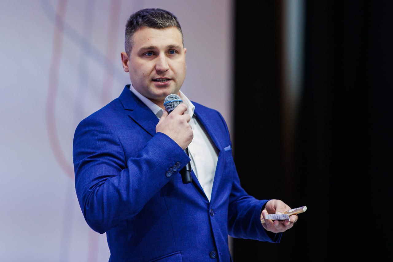 Участник программы Время героев стал замруководителя центра беспилотных систем Кавалер двух орденов Мужества участник программы Время героев Эдуард Шонов назначен заместителем гендиректора АНО Федеральный центр беспилотных авиационных систем ФЦ БАС В мае 2024 года Шонов стал одним из 83 участников программы Время героев инициированной президентом России Владимиром Путиным и реализуемой Высшей школой государственного управления Президентской академии  Основная задача программы ускорить внедрение этих технологий и подготовить кадры способные в будущем управлять беспилотной авиацией в России ФЦ БАС объединил ведущих российских разработчиков и производителей БПЛА комплектующих и программного обеспечения Он находится в столичном индустриальном парке Руднево С назначением Шонова поздравила его наставник в программе Время героев заммэра столицы Наталья Сергунина В центре работают настоящие профессионалы которые создают модернизируют и тестируют самые передовые решения Здесь же проводят технологические турниры и готовят новое поколение специалистов Такой комплексный подход к развитию беспилотных авиационных систем принципиально важен для конкурентоспособности страны в данной области отметила заммэра Фото Пресс служба программы Время героев